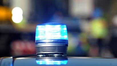 Symbolbild: Stefan Puchner/dpa/Symbolbild
Das Blaulicht eines Streifenwagens der Polizei leuchtet.
