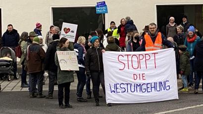 Bild: Martin Sarnowski/exb
Etwa 75 Gegner der Westumfahrung in Kümmersbruck haben sich am vergangenen Freitag zu einer Mahnwache versammelt, um gegen das Projekt zu demonstrieren,