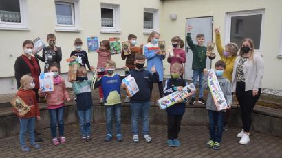 Bild: fz
Hände hoch für die erfolgreichen Buben und Mädchen. Die Kinder freuen sich über ihre Preise, die sie beim Malwettbewerb ergatterten.