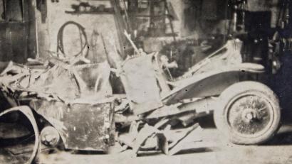 Archivbild: Heimat- und Bergbaumuseum Erbendorf/exb
Der Arzt Dr. Karl Satori war in Erbendorf mit einer der ersten, die ein Auto besaßen. Am Zweiten Weihnachtsfeiertag 1927 hatte er mit seinem Vehikel einen Verkehrsunfall. Das Auto war Schrott, der Doktor hat überlebt. Fotografisch festgehalten wurde das demolierte Auto in der Werkstätte Linkel.