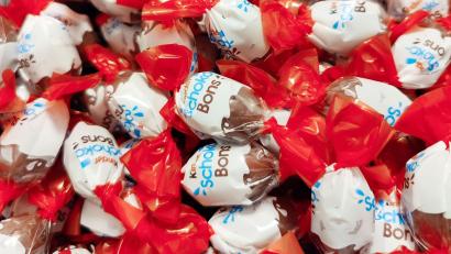 Bild: Laurie Dieffembacq/BELGA/dpa
Knapp zwei Wochen vor Ostern ruft Ferrero in Deutschland einige Chargen verschiedener Kinder-Produkte zurück - darunter kinder Schoko-Bons mit einem Mindesthaltbarkeitsdatum zwischen Mai und September 2022.