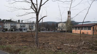 Bild: bnr
Auf der gerodeten Fläche zwischen Seniorenheim und Schule wird die neue Mehrzwecksporthalle gebaut. Die Baumaschinen sollen im Mai anrücken.