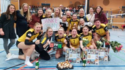 Bild: msd
Siegesjubel und auch ein paar Abschiedstränen gab es bei den Regionalliga-Volleyballerinnen des SV Hahnbach nach dem 3:0-Erfolg gegen den TSV Zirndorf.