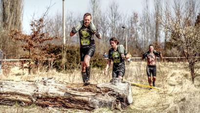 Bild: Meidenbauer/Pirner/exbwku
Christian Pirner (links) durchquert die stillgelegte Bundeswehrsturmbahn in Rudolstadt mit einem Sandsack als zusätzlichem Handicap auf den Schultern.