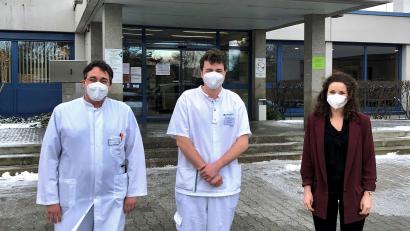 Bild: Bernhard Krebs/exb
Auf seinem beruflichen Weg wird Paul Wenker (Mitte) von Chefarzt Christian Glöckner und Klinik-Managerin Jana Humrich unterstützt.