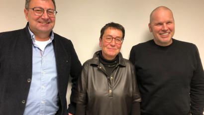 Bild: Hubert Schober/exb
Petra Helgert führt als neue Präsidentin den Lions-Club Goldene Straße. Flankiert wird sie von den Vizepräsident Frank Irlbacher (links) und ihrem Vorgänger Udo Zrenner.
