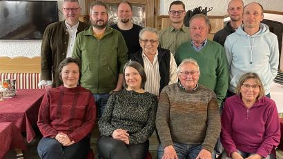 Bild: Klaus Schuster/exb
Das Vorstandsteam des Kleingartenvereins, sitzend von links Fachberaterin Manuela Pappenberger, Benedicte Bodelle, Reinhard Heller, Bianca Heller. Stehend von links Klaus Schuster, Thomas Hausner, Sebastian Poss, Josef Sticht, Lars Trinks, Alois Fischer, Markus Band und Markus Strobl.