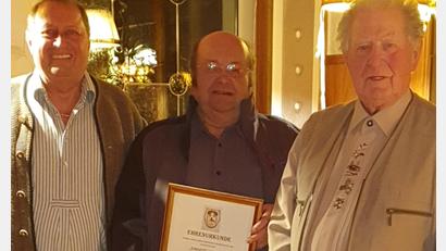 Bild: Christa Weber/exb
Schützenmeister Horst Fettke (rechts) und sein Stellvertreter Willibald Weber (links) überreichten Josef Bock die Ernennungsurkunde zum Ehrenmitglied.