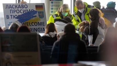 Bild: Michael Reichel/dpa
Flüchtlinge aus der Ukraine stehen nach der Ankunft aus Chisinau/Moldau im Sicherheitsbereich des Flughafen Erfurt-Weimar.