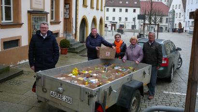 Bild: ige
Bürgermeister Michael Göth (links) freut sich mit den Vertretern der Initiative Meine über einen Autoanhänger voll Ostergeschenke für bedürftige Familien.