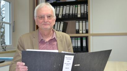 Bild: as
Klaus Pöllmann und sein letztes Hauptwerk: Im dicken Ordner mit dem Kreishaushalt ist genau aufgelistet, wofür die 142 Millionen Euro ausgegeben werden.