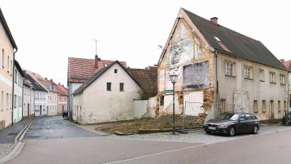 Bild: Portner
Die Stadt Oberviechtach wird das leerstehende Anwesen Schönseer Straße 12 (rechts) abbrechen und temporäre Stellplätze ausweisen. Auch das nach einem Brandfall freie Grundstück daneben kann für diesen Zweck gepachtet werden. Langfristig wird ein anderes Ziel verfolgt.