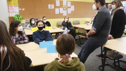 Bild: Gabi Schönberger
Die Willkommensklasse der Pfalzgraf-Friedrich-Mittelschule in Vohenstrauß wird von Lehramtsanwärter Heiner Stang (vorne rechts) betreut. Jugendsozialarbeiterin Nadine Gehlert und Rektor Hubert Reil (hinten) wollen, dass die Kinder und Jugendlichen aus der Ukraine erst einmal in Ruhe ankommen.