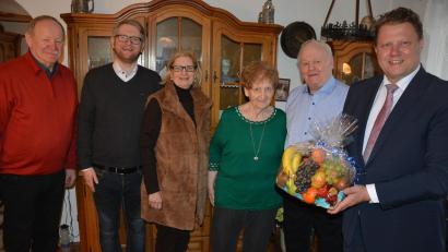 Bild: jr
Margareta Kilian feierte am Dienstag 85. Geburtstag. Im Bild (von links) Schwiegersohn Maximilian, Enkel Maximilian, Tochter Ingrid, Margareta und Siegfried Kilian sowie Bürgermeister Stefan Grillmeier mit seinem Obstpräsent.