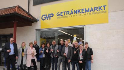 Bild: ige
Auf den neuen Getränkemarkt in Neukirchen stoßen Firmenchef Ludwig Plöchl (links), Regionalverkaufsleiter Hans Lauterbach (Vierter von links) und Bürgermeister Peter Achatzi (Fünfter von rechts) mit dem Team an.