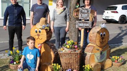 Bild: soj
Bürgermeister Wolfgang Söllner (von links) mit Patenkind Ferdinand, Gerhard Horn, Nadine Prechtl und Monika Horn haben für den österlichen Schmuck am Marktplatz gesorgt.