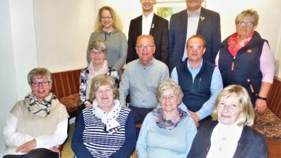 Bild: jml
Langjährige Mitglieder sind der Stolz des Kohlberger Sportvereins. 50 Jahre dabei sind Christine Presser, Rosa Zwack, Christa Merkel und Brunhilde Pix (vorne, von links). Auf 40 Jahre bringt es Inge Hiltl, auf 50 Josef Wudy (Mitte, von links) Daneben der bisherige zweite Vorsitzende Norbert Merkel. Kassierin Sandra Winter, Michael und Thomas Knöbl als dritter und Vorsitzender sowie Edith List, die Schriftführern (hinten, rechts) freuen sich mit den Geehrten.