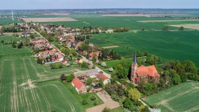 Bild: Patrick Pleul
Grüne Farben, ruhige Lage, Garten: Das Leben auf dem Land ist beliebt.
