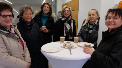 Bild: le
Insgesamt 4000 Euro spendete der Katholische Seniorenkreis für die Ukrainehilfe. Das Arbeitsteam des Seniorenkreises mit Anita Gailitzdörfer, Christine Riebl, Karin Rast, Marlene Noetzel und Brigitte Beer (von links). Zweite von rechts: Lesya Singer.