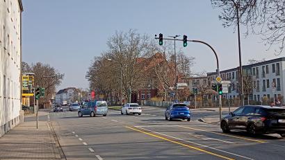 Bild: shl
Die Verkehrsführung stadtauswärts am Rotkreuzplatz wurde geändert: Die Linksabbieger haben die Spur nun für sich alleine und bekommen obendrauf eine "eigene" grüne Ampelphase ohne Gegenverkehr.