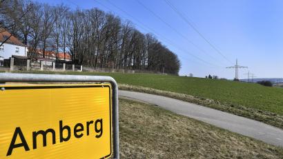 Bild: Petra Hartl
Auf dem Acker direkt an der Köferinger Straße neben dem ehemaligen Bundeswehrkrankenhaus soll künftig Sonnenstrom geerntet werden.
