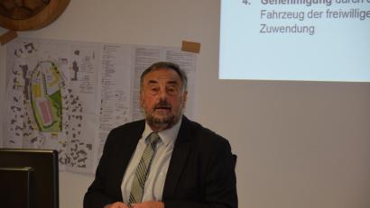 Bild: fla
"Mit mir kann man doch immer reden", sagt Bürgermeister Josef Beimler. Im Bildhintergrund kann man den Stein des Anstoßes sehen – den Bauplan mit Grünordnung für des Gewerbegebiet mit Einschränkungen "Am Bauhof".