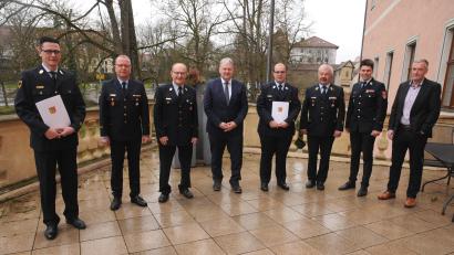 Bild: ige
Im Bild (von links) der neue Kreisbrandinspektor Armin Daubenmerkl, KBI Christof Strobl, der ausscheidende KBI Hubert Blödt, Landrat Richard Reisinger, der neue Fachkreisbrandmeister Florian Schlegel, Kreisbrandrat Fredi Weiß, Kreisbrandmeister Dominik Ernst und der Sachbearbeiter Katastrophenschutz im Landratsamt, Matthias Viehauser.