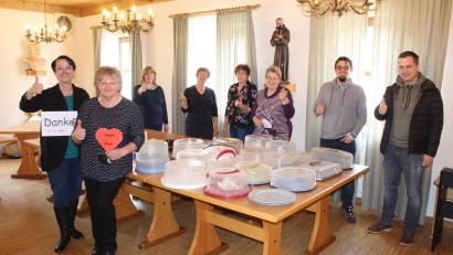 Bild: soj
Das „Helferteam Ebnath“ war voll zufrieden mit der Backaktion. Bereits nach knapp einer Stunde waren alle Backwaren verkauft. Bürgermeister Wolfgang Söllner (rechts) bedankte sich bei den fleißigen Helferinnen sowie allen, die gebacken haben.