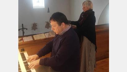 Bild: ld
Komponist und Organist Stephan Merkes an der Orgel. Den Solopart hatte Nina Fuchs übernommen.