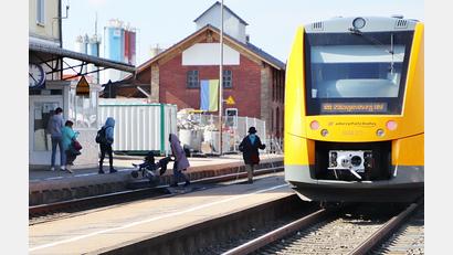 Bild: Thomas Dobler
Wer auf dem Bahnhof in Schwarzenfeld schnell zum Gleis zwei muss, weil er in Richtung Norden fahren möchte, muss den Weg durch das Gleisbett des Gleises eins nehmen, natürlich nur mit der Erlaubnis des Fahrdienstleiters. Barrierefrei ist das nicht.