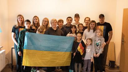 Bild: Susanne Forster
Anna Könitzer (links) und Klaus Könitzer (rechts) mit ihren Freunden aus der Ukraine. Die Geflüchteten sind kürzlich in ein Haus in Mitterteich eingezogen.
