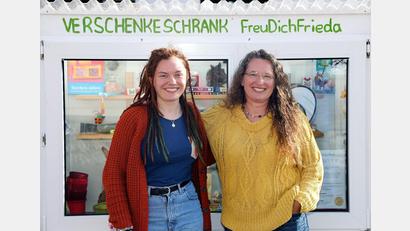 Bild: Wolfgang Steinbacher
Paula (links) und Margit Haberberger hatten die Idee, einen Verschenkeschrank aufzustellen.