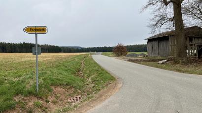 Bild: Eichl
Ein Vollausbau der etwa zwei Kilometer langen Gemeindeverbindungsstraße zwischen dem Pirker Ortsteil Enzenrieth und Irchenrieth würde über 500.000 Euro kosten. Der Gemeinderat überlegt, die Straße mit einfachen Mitteln zu sanieren. Ein Vollausbau würde voraussichtlich mit 50 Prozent der Kosten gefördert, ein Eigenausbau nicht.