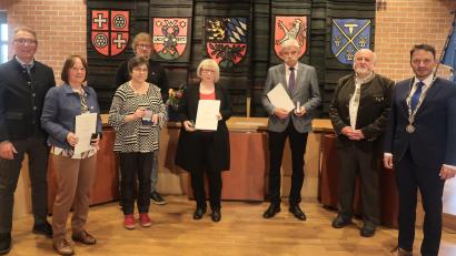 Bild: Kunz
Der Bayerische Ministerpräsident Markus Söder hat sechs Weidener mit dem Ehrenzeichen für Verdienste im Ehrenamt ausgezeichnet. Beim Empfang im Neuen Rathaus wird das Engagement der Bürger gewürdigt. Im Bild (von links) Bürgermeister Reinhold Wildenauer, Erika Zielonka, Edith Schimandl, Ute Schöer, Hans Lehner, Johann Schraml und Oberbürgermeister Jens Meyer.