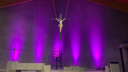 Bild: fpoz
Über dem Altar in der Neuen Kirche Sankt Sebastian in Waldershof hat das neugestaltete Kreuz seinen Platz gefunden und erstrahlt in einem herrlichen Licht.
