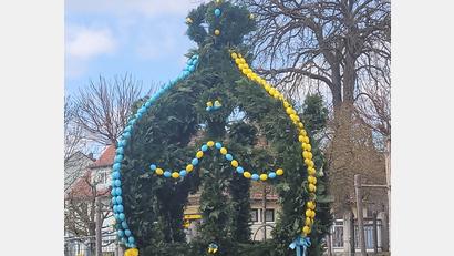 Bild: Florian Ilchmann/exb
In den Farben der Ukraine geschmückt: Der Osterbrunnen in Teunz.
