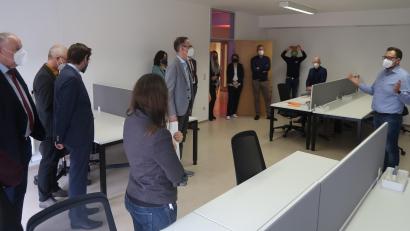 Bild: Kunz
Projektmanager Andre Pscherer (rechts) führt die Eröffnungsgäste durch die Räume.