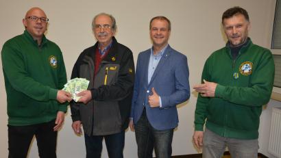 Bild: jr
Vorsitzender Markus Schuller (Zweiter von rechts) und sein Schatzmeister Siegfried Rasp (Zweiter von links) übergaben 500 Euro aus der Kasse des Männergesangvereins Mitterteich an Integrationsbeauftragten Robert Hoyer (links) und KSRK-Vorsitzenden Wolfgang Danler.