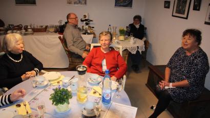Bild: kro
Olga Luft (rechts) lädt jeden Samstag zum Nachmittagskaffee in ihrem Keller ein. Im Sommer findet die Veranstaltung im Garten statt.