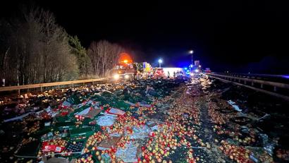 Bild: Eberlein/vifogra/dpa
Bei einem Auffahrunfall mit einem Sattelzug, einem Schwerlasttransporter und dessen Begleitfahrzeug auf der A9 bei Allersberg (Kreis Roth) sind zwei Menschen gestorben.