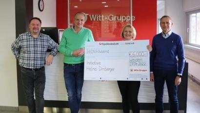 Bild: Witt-Gruppe/Dennis Hofacker/exb
Halina Dirnberger ist Mitarbeiterin im Kommissionierlager der Witt-Gruppe und eine von sechs Spendenempfängern. Den Spendenscheck übergaben Thomas Liebs (links, Abteilungsleiter Kommissionierlager), Patrick Boos (Zweiter von links, Vorsitzender der Geschäftsführung) und Roland Dietz (rechts, Bereichsleiter Logistik).