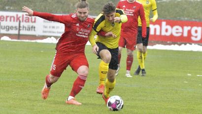 Archivbild: Hubert Ziegler
Der Blick geht nach vorne. Nach dem Sieg gegen den TSV Seebach möchte der FC Amberg (vorne rechts Yannik Haller) auch gegen den TSV Bad Abbach punkten und möglichst bald den Relegationsplatz verlassen.
