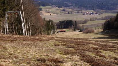 Bild: bkr
Das Bild zeigt den Skilift Tannenberg bei Immenreuth. In den vergangen drei Wintern verursachte der Betrieb im Haushalt der Gemeinde Immenreuth ein Minus von über 100.000 Euro.