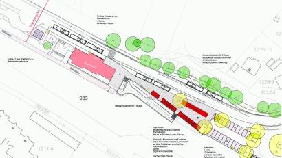 Bild: Stadt Sulzbach-Rosenberg/Ingenieurbüro Dunst
Der Teil-Ausschnitt der neuen Planung zur Park+Ride-Anlage am Sulzbacher Bahnhof zeigt den Baubeginn im Westen des Bahnhofes (rosa) mit zwei neuen Behindertenparkplätzen, die zwei Busbuchten und eine Haltestelle am Straßenrand, den neuen Info-Platz im Osten mit dem Bereich für Krafträder und Fahrräder (rot) sowie im Anschluss 24 neue Pkw-Stellplätze.