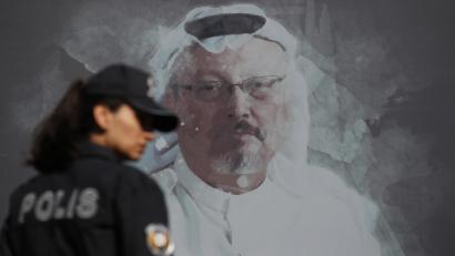 Archivbild: Lefteris Pitarakis/dpa 
Eine Polizistin geht in Istanbul in der Nähe des saudischen Konsulats an einem Wandbild vorbei, welches den ermordeten Journalisten Jamal Khashoggi zeigt.