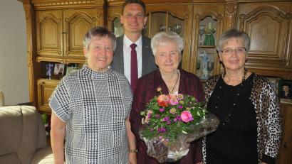 Bild: adj
Umrahmt von ihren Töchtern Annelies(links) und Hildegard(rechts) nahm Helga Amstätter die Glückwünsche von Bürgermeister Ernst Schicketanz zum 90. Geburtstag entgegen.
