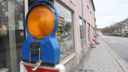 Bild: Gabi Schönberger
Von Montag an ist die Bürgermeister-Prechtl-Straße in Weiden zwischen Herrmannstraße und Landgerichtsstraße nur noch stadtauswärts befahrbar. Wer von Osten kommt, wird umgeleitet.