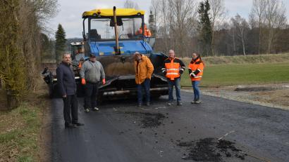 Bild: dob
Die Straße "Zum Beckenkeller" wird eine der Hauptverkehrsachsen im neuen Baugebiet "Sommerwiesen" im Bauabschnitt III. Deshalb wurde der Streckenabschnitt auf 5,50 Meter verbreitert.