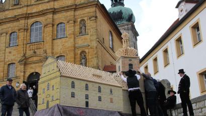 Bild: ads
Für das Richtfest wurde das Dachstuhl-Modell der Bergkirche vom Verein der Zimmerer und Schreiner Amberg am Vorplatz der Wallfahrtskirche aufgebaut. Jetzt steht es bis 11. April in der Wallfahrtskirche.