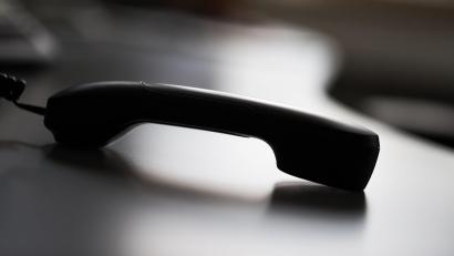 Symbolbild: Rolf Vennenbernd
Ein abgelegter Telefonhörer. Eine falsche Anwaltskanzlei verschickt derzeit Schreiben, in denen die Kündigung eines vermeintlichen Vertrages angeboten wird, der aber nie geschlossen wurde. Dafür sollen die Empfänger eine Gebühr bezahlen. Die Polizei warnt und gibt Tipps.